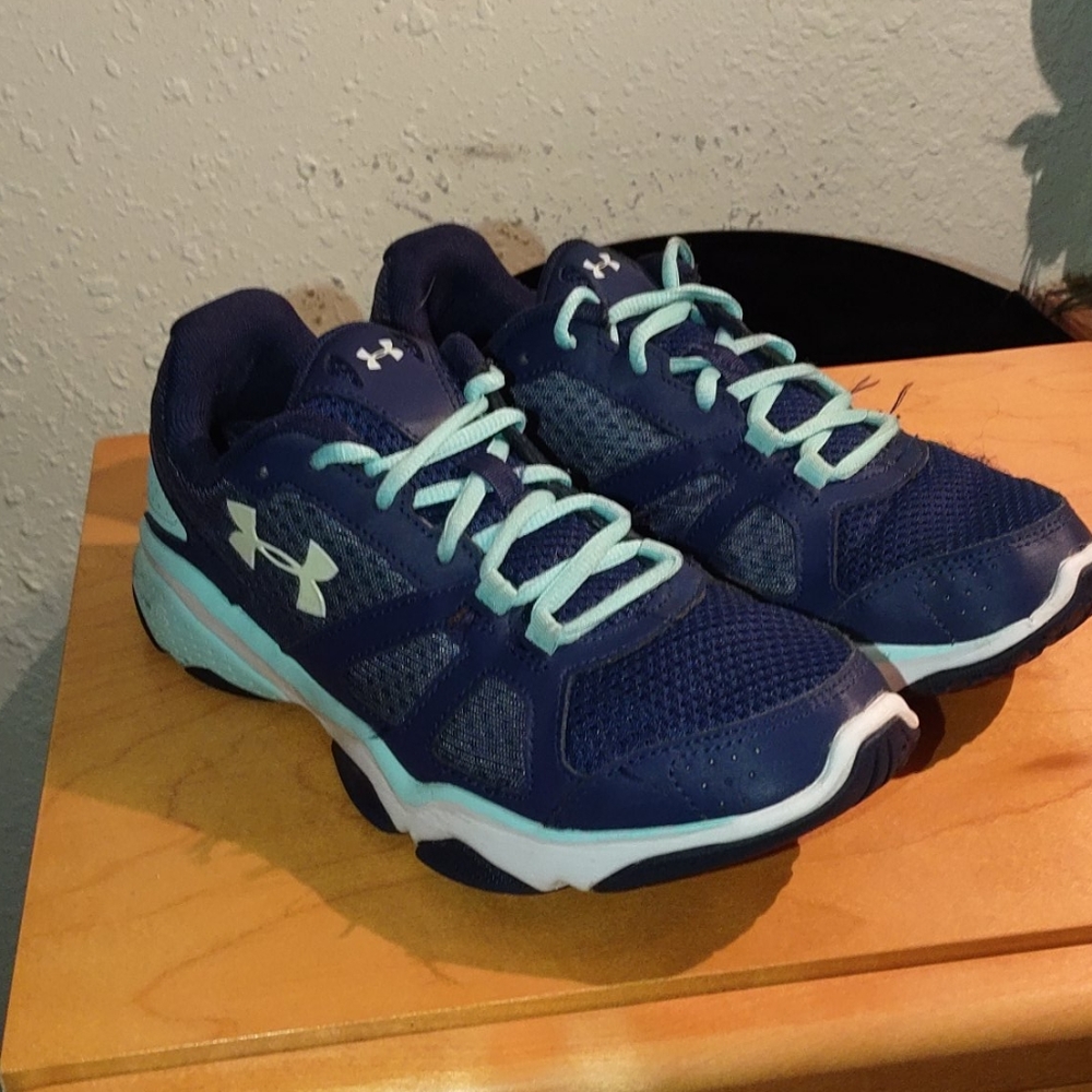 Under Armor Womans 8.5 Running Shoes - image 1